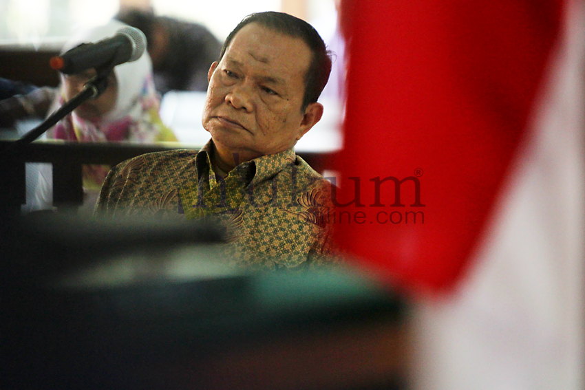 Terdakwa kasus suap perkara korupsi dana bansos Pemkot Bandung yang juga mantan hakim di Pengadilan Tipikor Bandung, Ramlan Comel saat menjalani sidang vonis di Pengadilan Tipikor Bandung, Selasa (9/12). Foto: RES