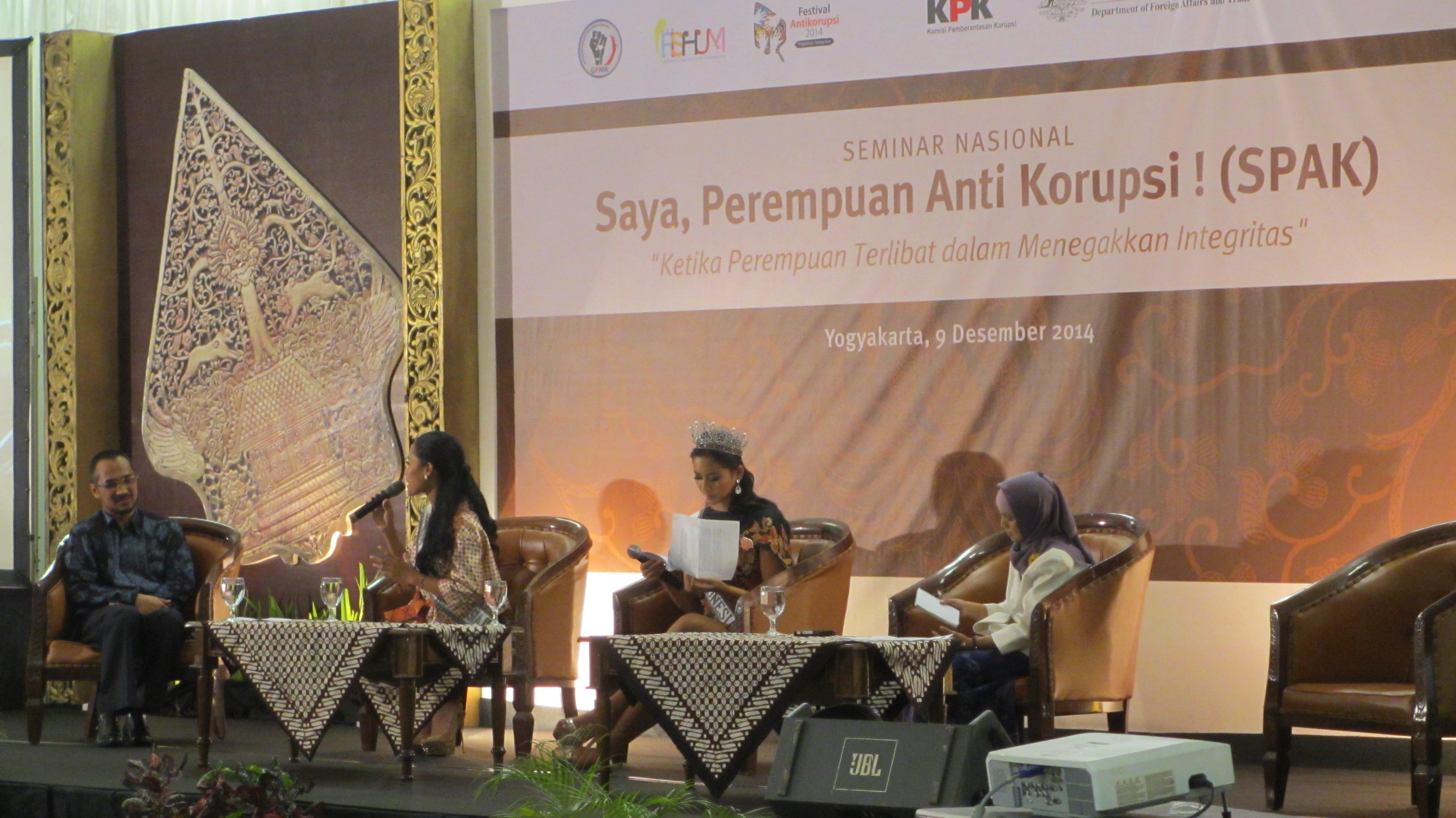 Ketua KPK Abraham Samad (paling kiri) dan Putri Indonesia 2014 Elvira Devinamira (ketiga dari kiri) dalam seminar Festival Antikorupsi 2014, Yogyakarta, Selasa (9/12). Foto: RZK