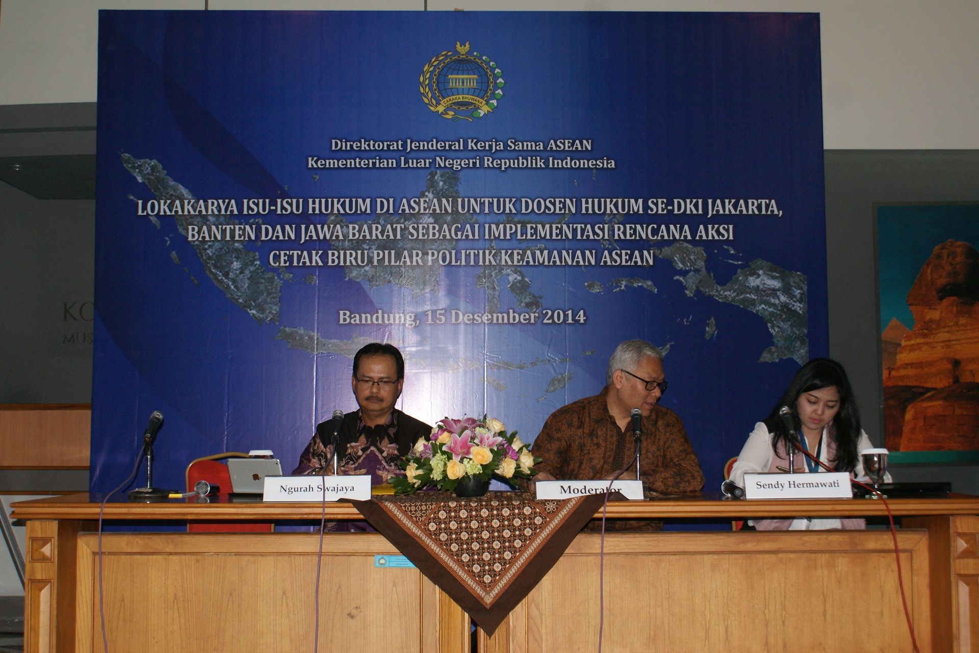 Technical Officer Legal Services and Agreement Division Sekretariat ASEAN, Sendy Hermawati dalam lokakarya hukum ASEAN yang diselenggarakan Kemenlu di Bandung, Senin (15/12). Foto: Ali