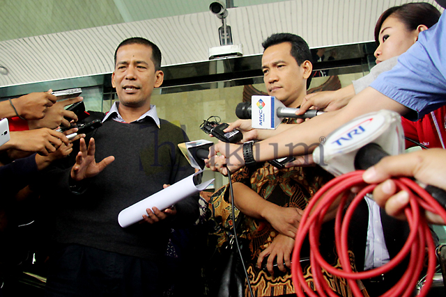 Ketua Pansel MK, Saldi Isra memberikan keterangan pers usai bertemu pimpinan KPK, Kamis (18/12). Foto: RES 