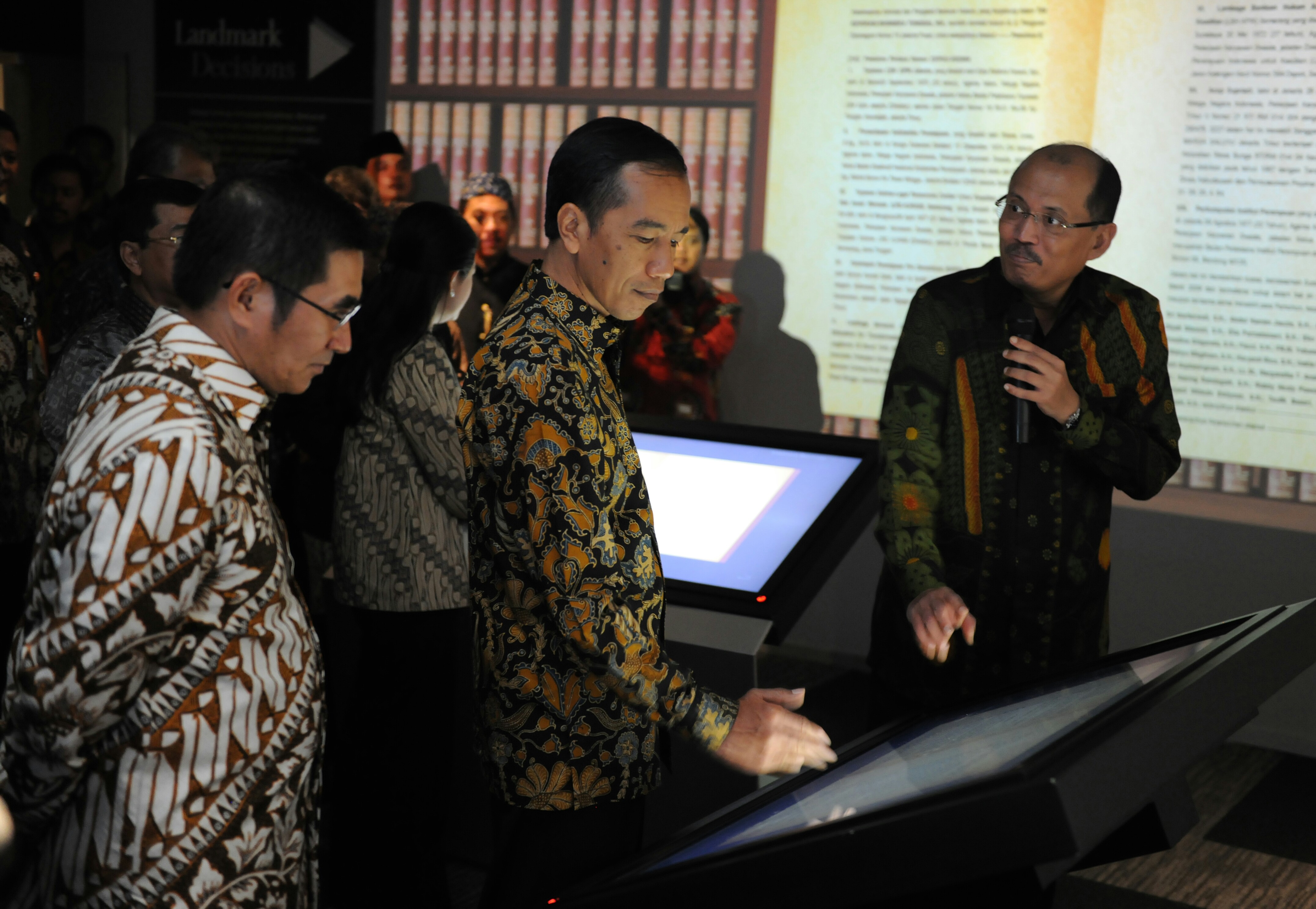 Presiden Jokowi didampingi Ketua MK Hamdan Zoelva meresmikan Pusat Sejarah Konstitusi, di Gedung MK, Jumat (19/12). Foto: www.setkab.go.id