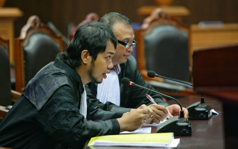 Kuasa Hukum Pemohon Iqbal Alif dan Hanung Hudiono saat menyampaikan pokok-pokok permohonan dalam sidang uji materi UU Mahkamah Konstitusi, Senin (22/12). Foto: Humas MK