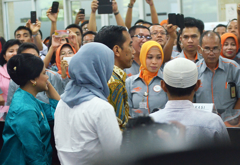 Presiden Jokowi (batik) saat peluncuran KKS, KIS, dan KIP, di Kantor Pos Besar, Jakarta, Senin (3/11). Foto: www.setkab.go.id