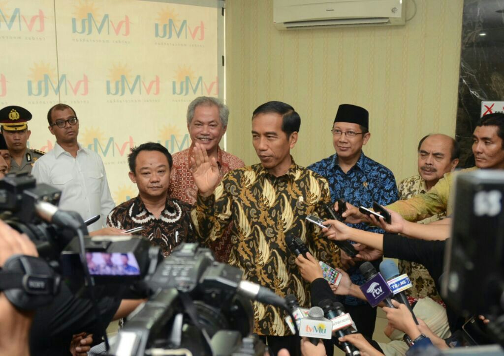 Presiden Jokowi memberikan keterangan kepada wartawan seusai bertemu pimpinan Muhammadiyah, di Jakarta, Rabu (24/12). Foto: www.setkab.go.id