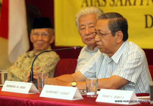 Mantan Hakim Agung, Adi Andojo (tengah). Foto: SGP