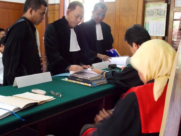 Andri Wijaya Poo (tengah) saat menjalani profesi advokat. Foto: Facebook