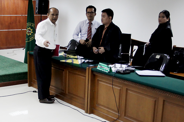 Gulat Manurung berkonsultasi dengan tim pengacara dalam persidangan perdana di Pengadilan Tipikor Jakarta, beberapa waktu lalu. Foto: RES