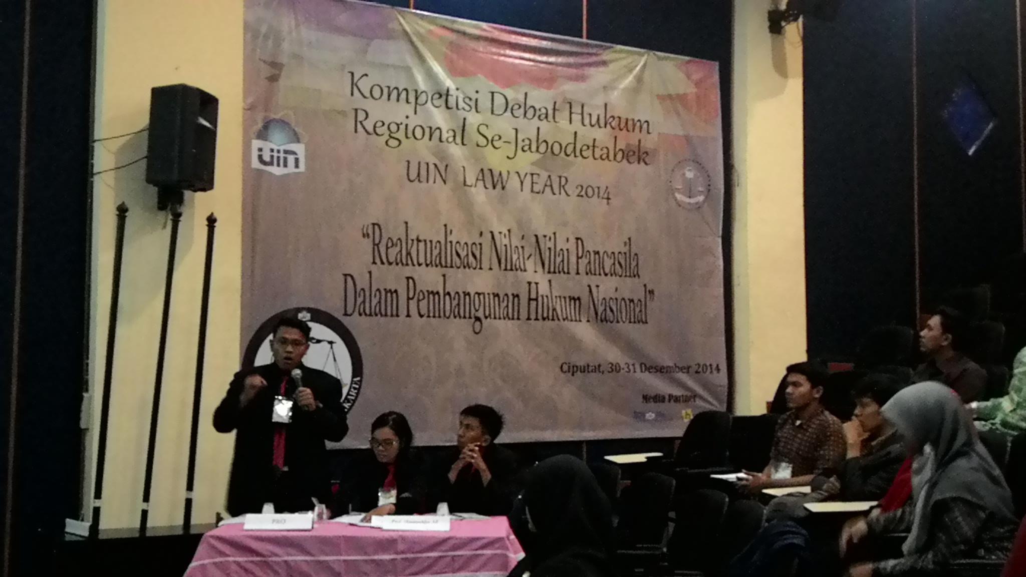 Suasana final kompetisi debat UIN Lawyear 2014 di Kampus UIN, Rabu (31/12). Foto: M-22 