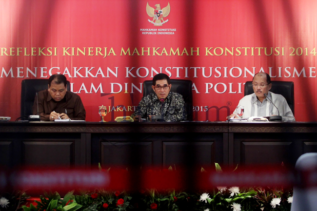 Didampingi Wakil Ketua Arief Hidayat dan Sekjen Janedjri Gaffar, Ketua MK Hamdan Zoelva (tengah) menyampaikan refleksi 2014 di Gedung MK, Senin (5/1). Foto: RES