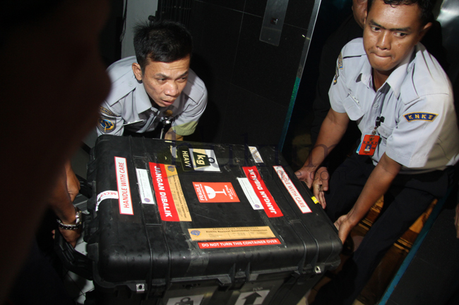 Blackbox pesawat AirAsia QZ8501 saat diangkut oleh petugas KNKT di Jakarta, Senin (12/1). Foto: RES