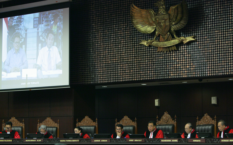 Dua ahli yang dihadirkan pemohon, M. Asrun dan Nelman Kusumah memberikan keterangan via video conference, Selasa (13/1). Foto: Humas MK