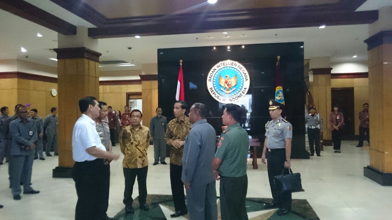 Presiden Jokowi berdiskusi dengan Kapolri, Kepala Staf Kepresidenan, Mensesneg, dan Kepala BIN, di kantor BIN, Selasa sore (13/1). Foto: www.setkab.go.id