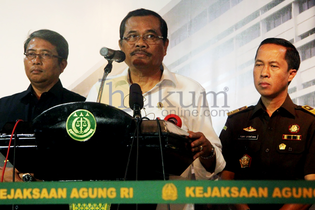 Kapuspenkum Tony Spontana (paling kanan) saat mendampingi Jaksa Agung HM Prasetyo. Foto: RES