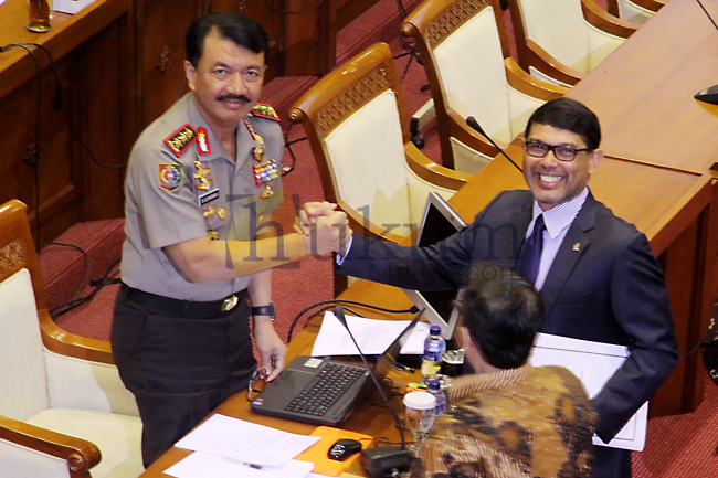 Nasir Djamil sempat berjabat tangan dengan Budi Gunawan usai fit and proper test di Komisi III DPR, Rabu (14/1). Foto: RES