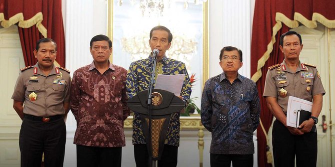Didampingi Menko Polhukam, Wapres Jusuf Kalla, dan pimpinan Polri, Presiden Jokowi mengumumkan penundaan pengangkatan Budi Gunawan, Jumat (16/1). Foto: www.setkab.go.id 
