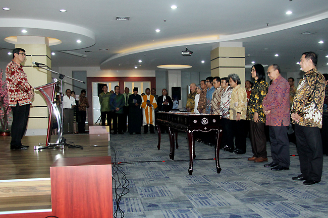 Menkumham Yasonna Laoly saat melantik sepuluh komisioner LMKN di Jakarta, Selasa (20/1). Foto: RES