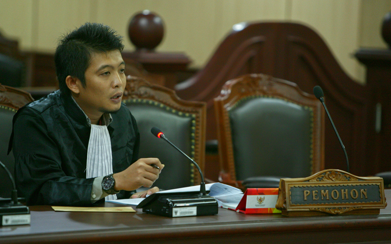 Kuasa Hukum Pemohon Arief Suherman saat menyampaikan dalil-dalil permohonan dalam sidang perdana Pengujian UU PTUN, Selasa (20/1). Foto: Humas MK