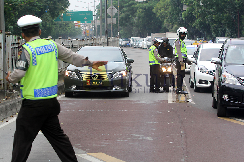 Tindakan polisi menertibkan pengendara sepeda motor. Foto: RES (Ilustrasi)