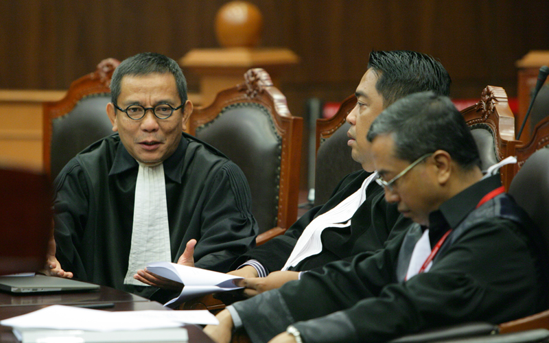 Kuasa Hukum Pemohon Rasyid Alam Perkasa Nasution, Ali Nurdin dan Absar KArtabrata hadir dalam sidang perdana pengujian UU Lalu Lintas dan Angkutan Jalan, Rabu (21/01). Foto: Humas MK