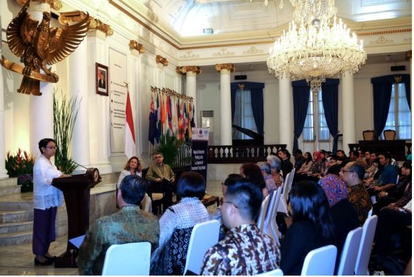 Menlu Retno Marsudi saat membuka Regional Interactive Meeting on Investment Treaty Models di Gedung Pancasila, Kemlu. Foto: www.kemlu.go.id