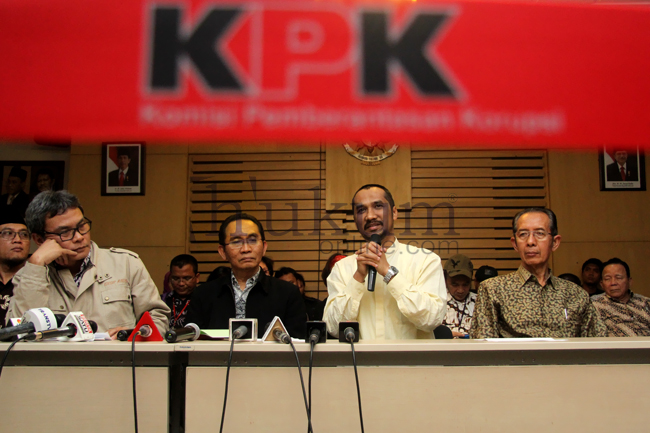Pimpinan KPK bersama sejumlah tokoh penggiat antikorupsi menggelar jumpa pers di Gedung KPK terkait penangkapan Bambang Widjojanto, Jumat (23/1). Foto: RES