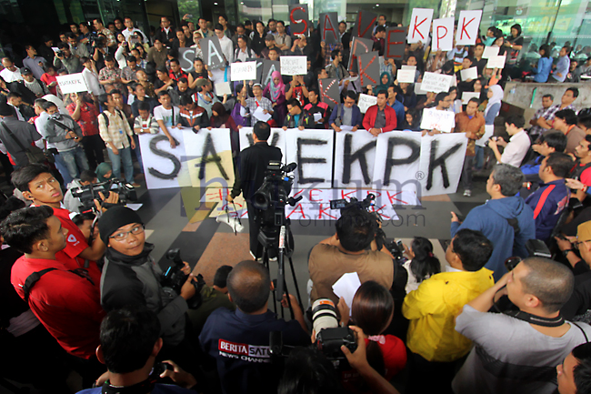 Koalisi Masyarakat menggelar aksi unjuk rasa sebagai bentuk dukungan kepada KPK, Jumat (23/1). Foto: RES
