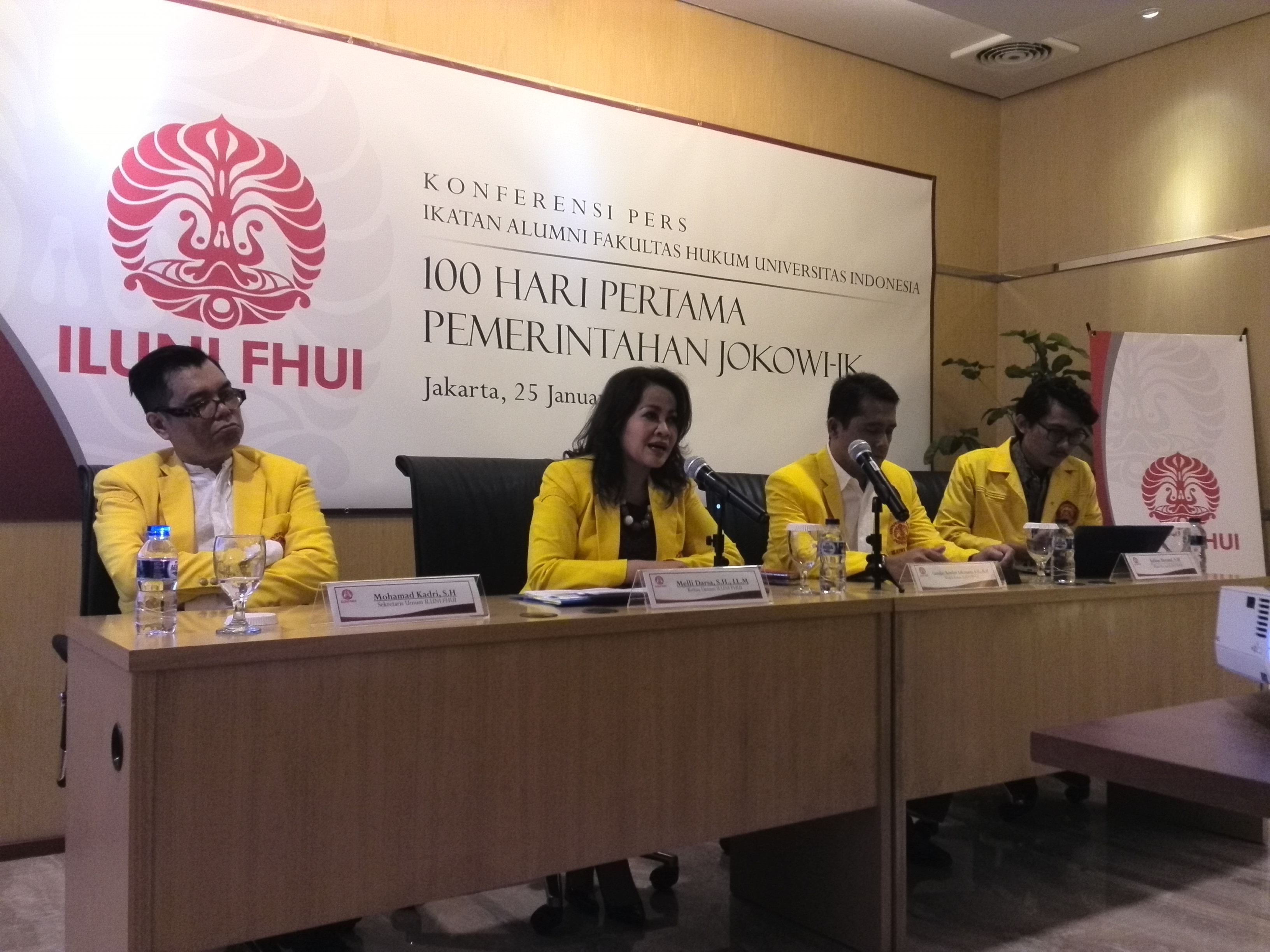 Ketua Umum ILUNI FHUI, Melli Darsa saat menyampaikan keterangan pers tentang Evaluasi 100 Hari Pertama Pemerintahan Jokowi-JK Di Bidang Hukum. Foto: AMR