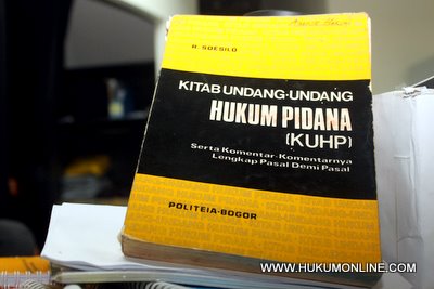 Buku KUHP karya R. Soesilo, seorang berlatar belakang polisi. Bambang Widjojanto dituduh polisi melanggar Pasal 242 juncto Pasal 55 KUHP. Foto: SGP