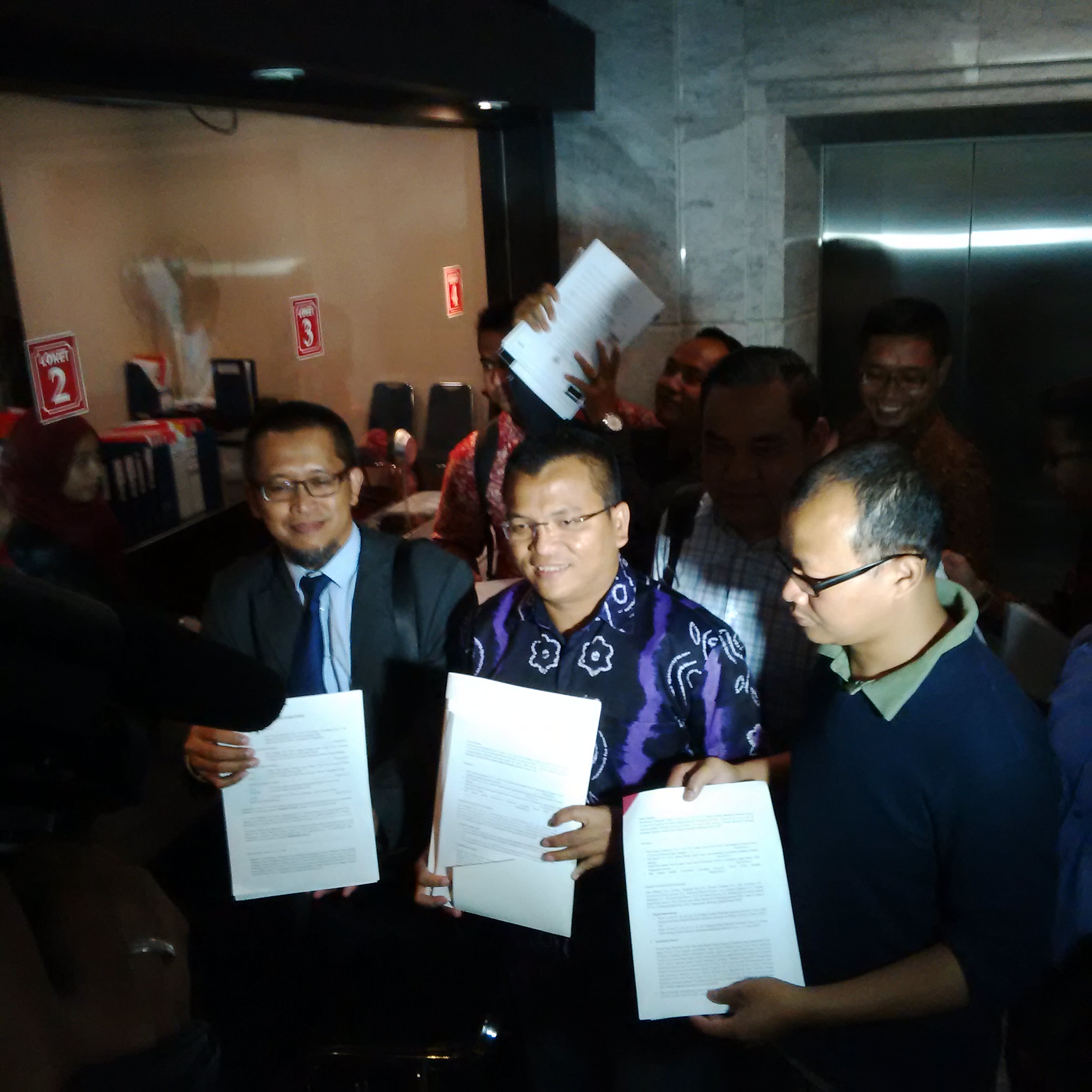 Denny Indrayana saat mendaftarkan permohonan pengujian UU Kepolisian di Gedung MK, Senin (26/1). Foto: ASH