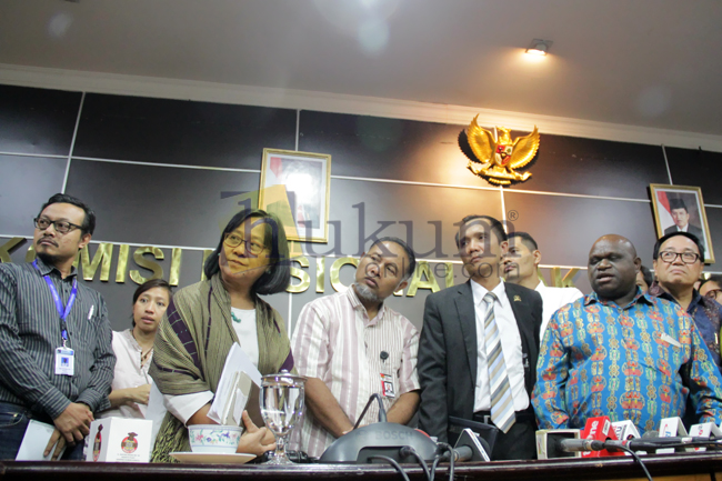 Bambang Widjojanto (ketiga dari kiri) saat memenuhi panggilan Komnas HAM terkait penangkapan yang dialaminya, Selasa (27/1). Foto: RES