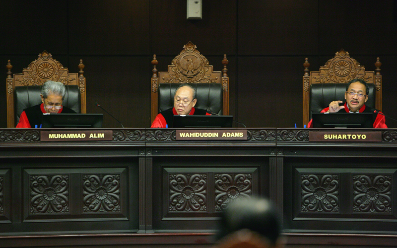 Ketua Panel Hakim Konstitusi Wahiduddin Adams beserta Hakim Anggota Muhammad Alim dan Suhartoyo saat sesi menyampaikan nasihat kepada pihak pemohon pengujian UU Pengelolaan Keuangan Haji, Selasa (27/1). Foto: Humas MK