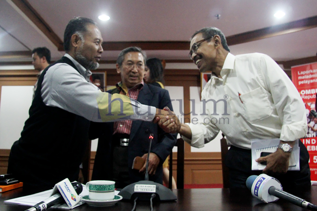 Ketua Tim Investigasi Pranowo Dahlan berjabat tangan dengan Bambang Widjojanto, Kamis (29/1). Foto: RES