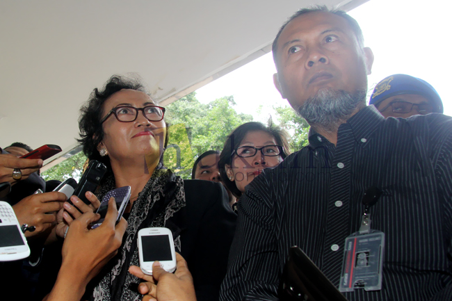 Bambang Widjojanto didampingi salah seorang kuasa hukumnya, Nursyahbani Katjasungkana. Foto: RES