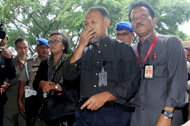 Bambang Widjojanto bersama salah seorang anggota tim pengacara, Nursyahbani Katjasungkana saat memenuhi panggilan di Bareskrim Mabes Polri. Foto: RES 