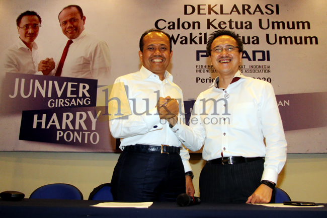 Juniver Girsang (Kiri) dan Harry Ponto (Kanan) saat deklarasi sebagai calon Ketua Umum dan Wakil Ketua Umum PERADI di Jakarta, Jumat (6/2). Foto: RES. 