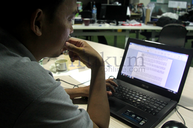 Aktivitas menggunakan laptop. Foto: RES (Ilustrasi)