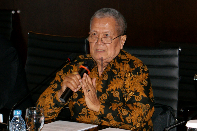 Pakar Hukum Udara dari Untar, Prof. K. Martono saat menjadi pembicara dalam diskusi Masyarakat Hukum Udara di Jakarta, Rabu (4/2). Foto: Ali.