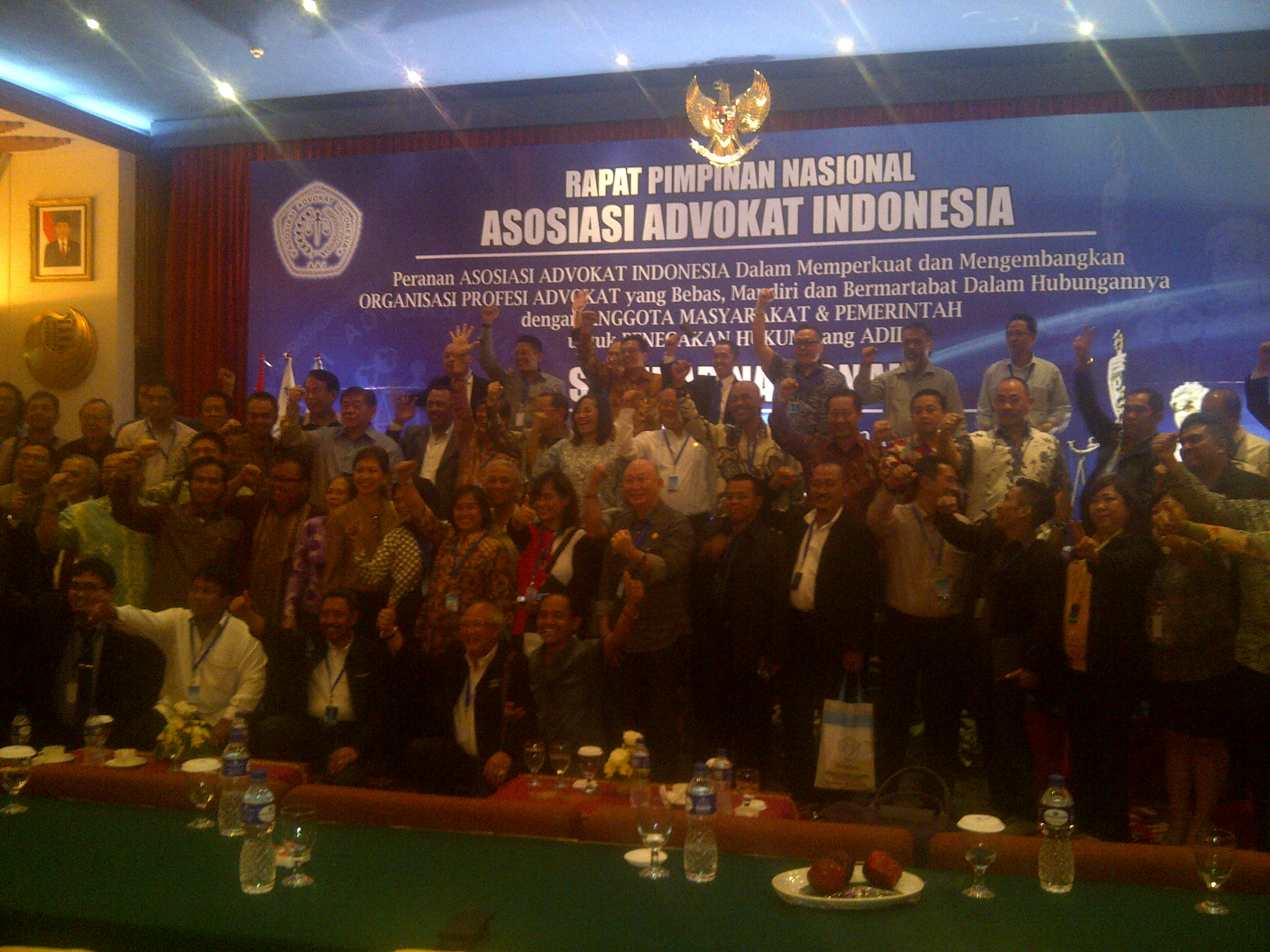 Para pengurus AAI se-Indonesia usai acara Rapimnas AAI yang mencalonkan Humphrey Djemat sebagai Ketua DPN PERADI di Bandung, Kamis (29/1). Foto: Ali