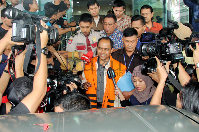 Eks Wali Kota Tegal Ikmal Jaya (rompi oranye) usai menjalani pemeriksaan di Gedung KPK, dan langsung ditahan, Selasa (10/2). Foto: RES