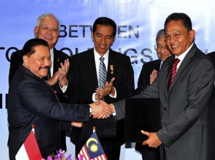 Presiden Jokowi dan PM Malaysia Dato Sri Mohammad Najib saat menghadiri acara MoU Proton dengan perusahaan swasta Indonesia, di Kuala Lumpur. Foto: Setkab RI 