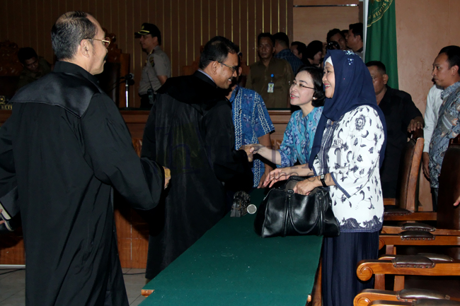 Tim Kuasa Hukum Budi Gunawan bersalaman dengan kuasa hukum KPK usai hakim mengabulkan praperadilan BG di PN Jaksel, Senin (16/2). Foto: RES. 