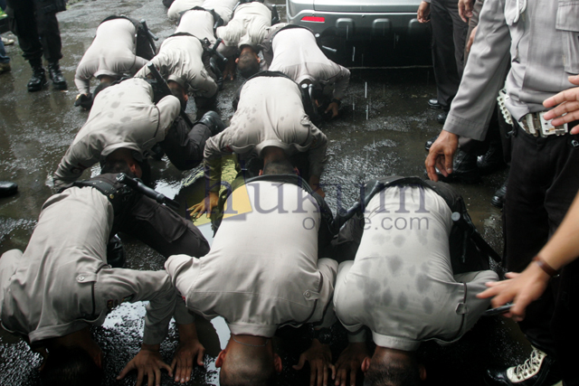 Sejumlah polisi melakukan sujud syukur mengungkapkan kegembiraan pasca putusan praperadilan di PN Jaksel, Senin (16/2). Foto: RES
