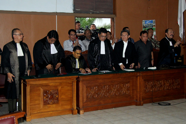 Tim kuasa hukum Budi Gunawan usai sidang pembacaan putusan praperadilan atas penetapan tersangka BG di PN Jaksel, Senin (16/2). Foto: RES. 