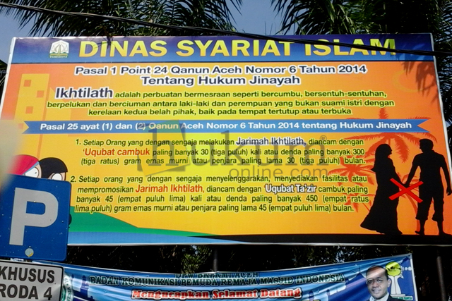 Bentuk sosialisasi Qanun Jinayah di salah satu sudut jalan raya di Banda Aceh. Foto: MYS