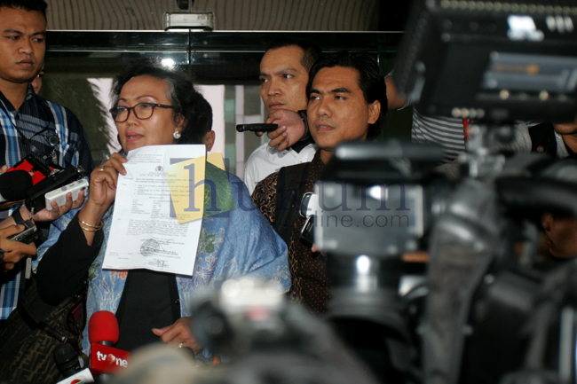 Salah seorang pengacara Abraham Samad, Nursjahbani Kantjasungkana (kacamata). Foto: RES