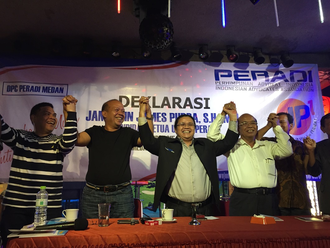 Jamaslin James Purba (ketiga dari kiri) saat deklarasi di Medan, Jumat (13/2). Foto: Tim JP for PERADI-1