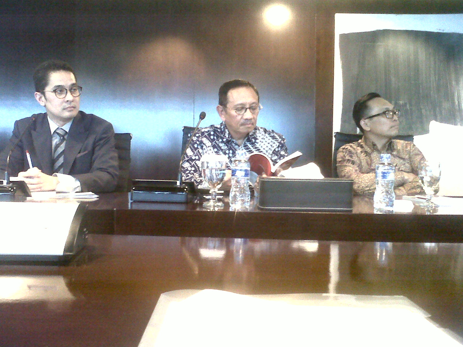 Kiri ke kanan: Andre Rahadian (Partner HPRP), Tengku Burhanuddin (Sekjen INACA), dan Arif Wibowo (Ketua INACA) dalam acara peluncuran buku di Kantor HPRP, Jakarta, Selasa (17/2). Foto: RZK