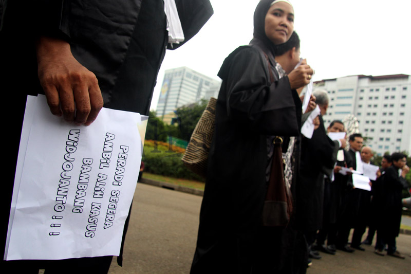 Forum Advokat Tolak Kriminalisasi Profesi Advokat saat menggelar unjuk rasa di depan Istana Negara, Jakarta, Senin (23/2). Foto: RES