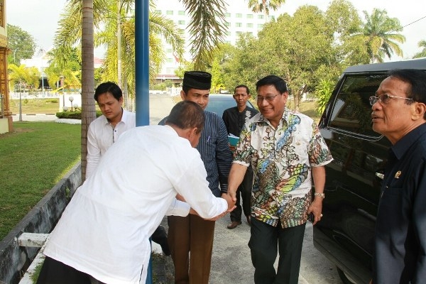 Wakil Ketua DPD RI Farouk Muhammad (baju batik). Foto: www.dpd.go.id