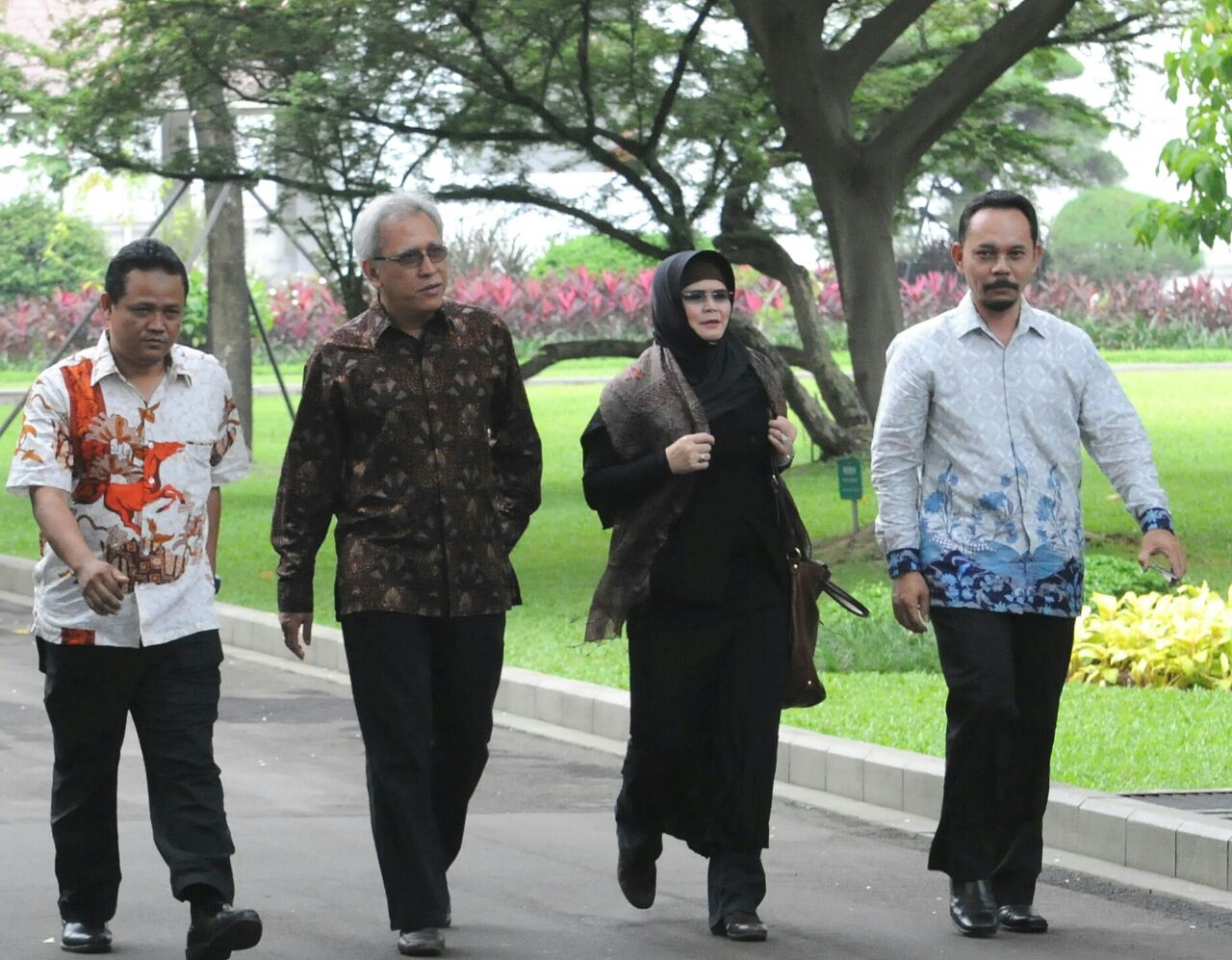 Iwan Fals (kedua dari kiri) bersama istri, Rosanna berjalan meninggalkan Istana Merdeka, Jakarta, seusai diterima Presiden Jokowi, Jumat (27/2) pagi. Foto: Setkab RI
